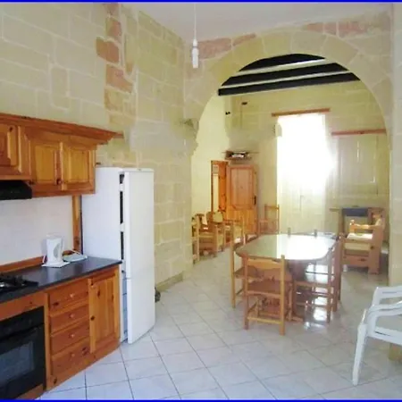 4 Bedrooms With Private Pool At L Villa Għarb