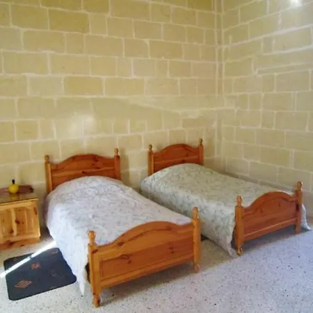 4 Bedrooms With Private Pool At L Għarb